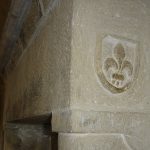 Колосси-герб на камине